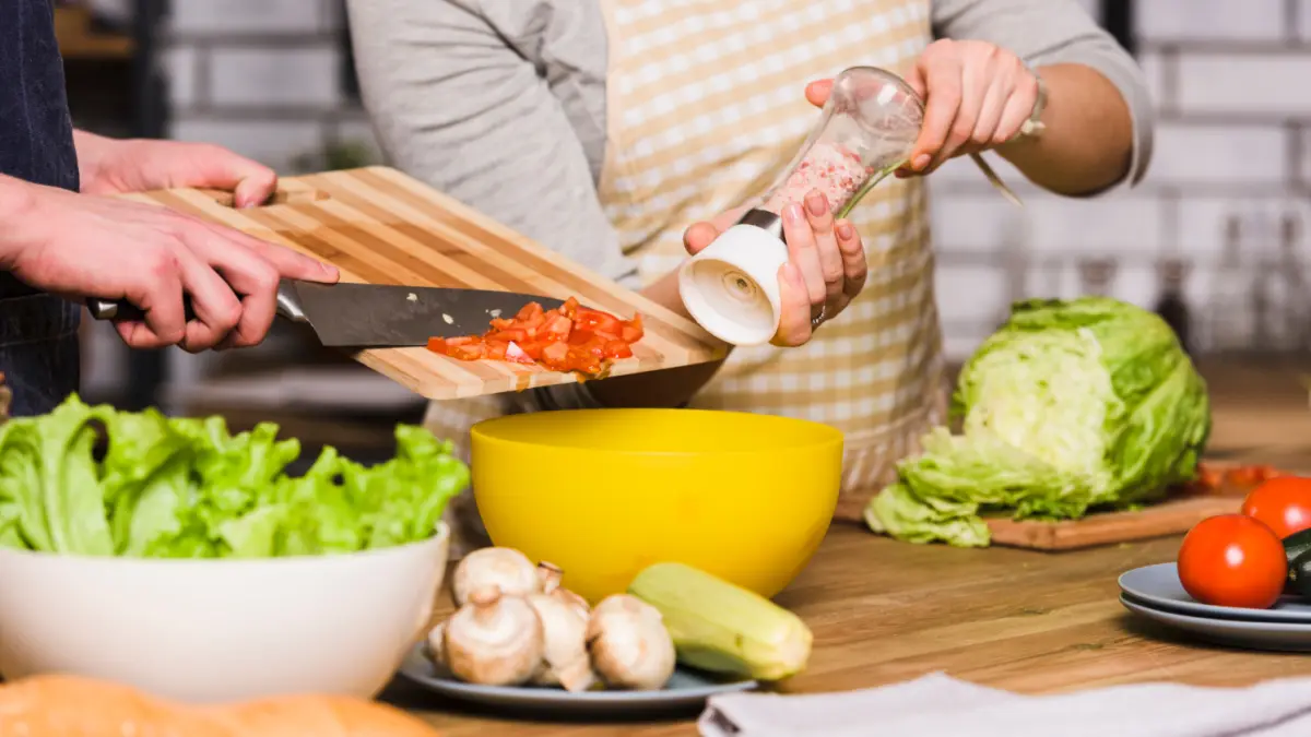 Ilustrasi peralatan dapur yang aman bagi kesehatan. (FREEPIK)
