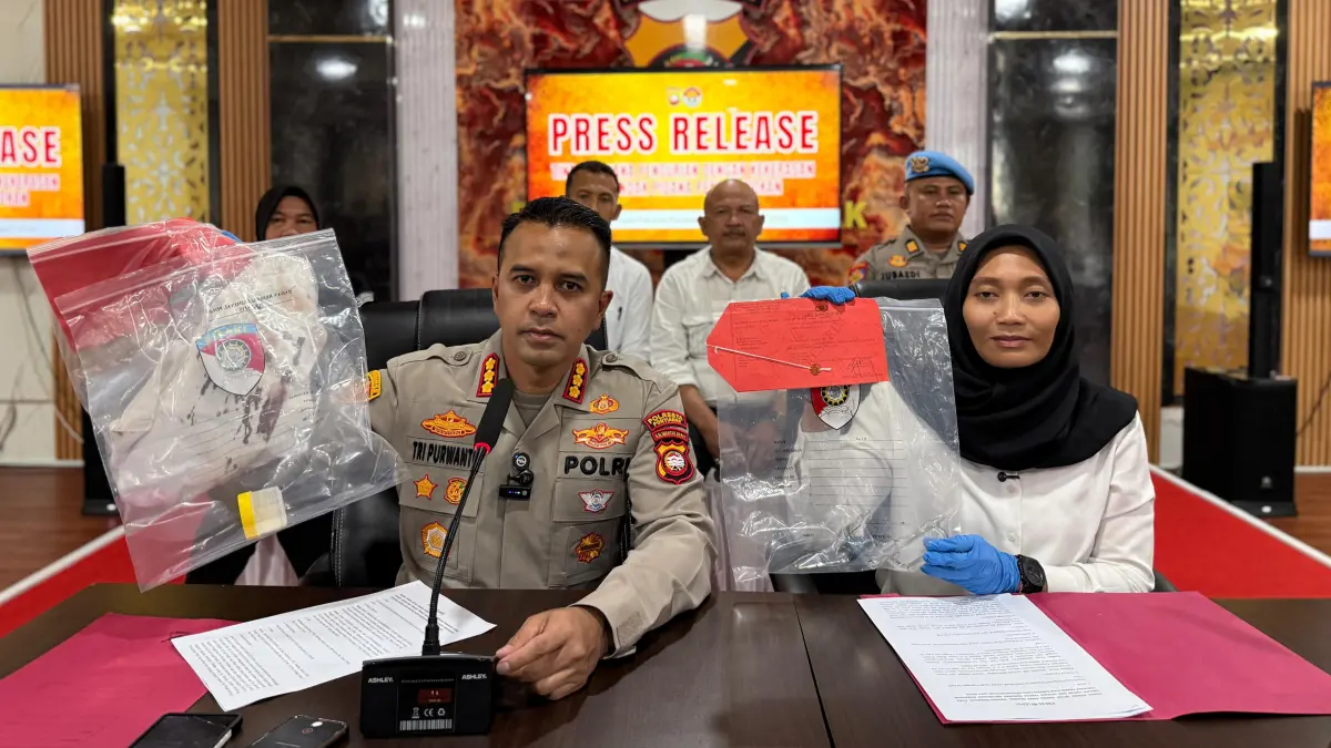 Kapolresta Pontianak, Kombes Pol Endang Tri Purwanto menunjukkan barang bukti kasus pengeroyokan di salah satu warung kopi di Mapolresta Pontainak pada Senin  (20/4). MEIDY KHADAFI/PONTIANAK POST)
