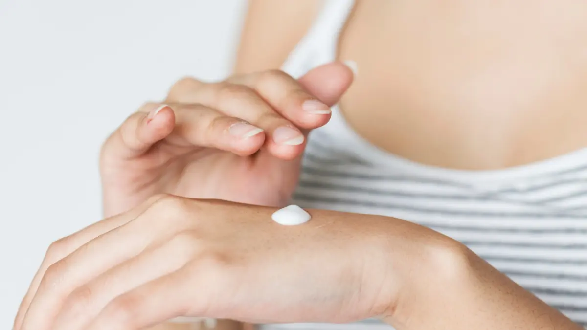 Mencegah penuaan dini akibat paparan sinar matahari dengan penggunaan tabir surya dengan SPF tinggi. (FREEPIK)