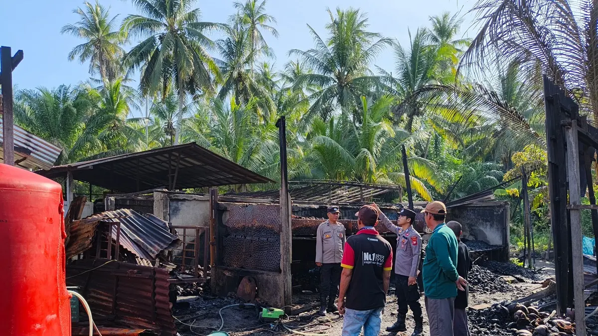 Pabrik pengolahan kopra terbakar di Desa Sarang Burung Kuala, Kecamatan Jawai, Senin (20/4) dini hari. (ISTIMEWA)