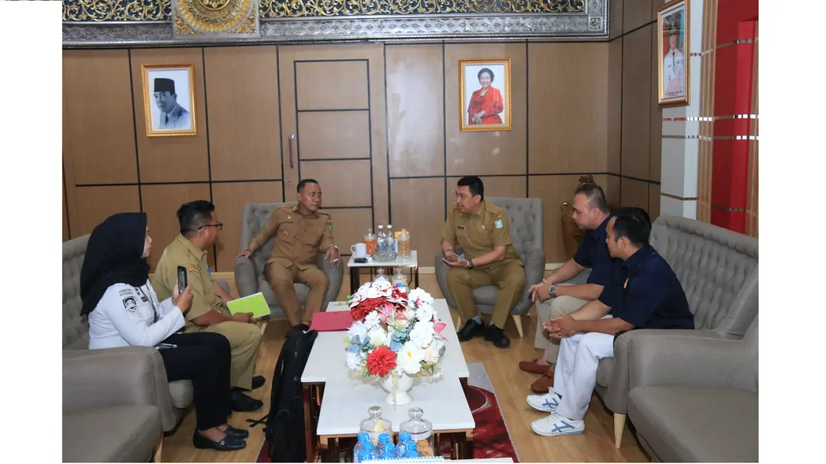 Panitia Kejuaraan Karate INKANAS Dikbud Kalbar Open Tournament 2026 saat audiensi dengan Wakil Gubernur, Krisantus Kurniawan, Senin (20/4). (ADPIM PEMPROV KALBAR)