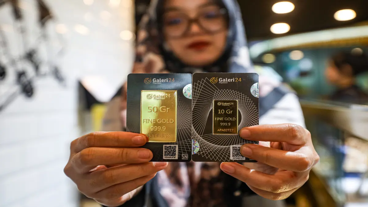 Pegawai merapikan perhiasan di salah satu gerai Galeri24 milik Pegadaian di Jakarta. (DOK JAWA POS)