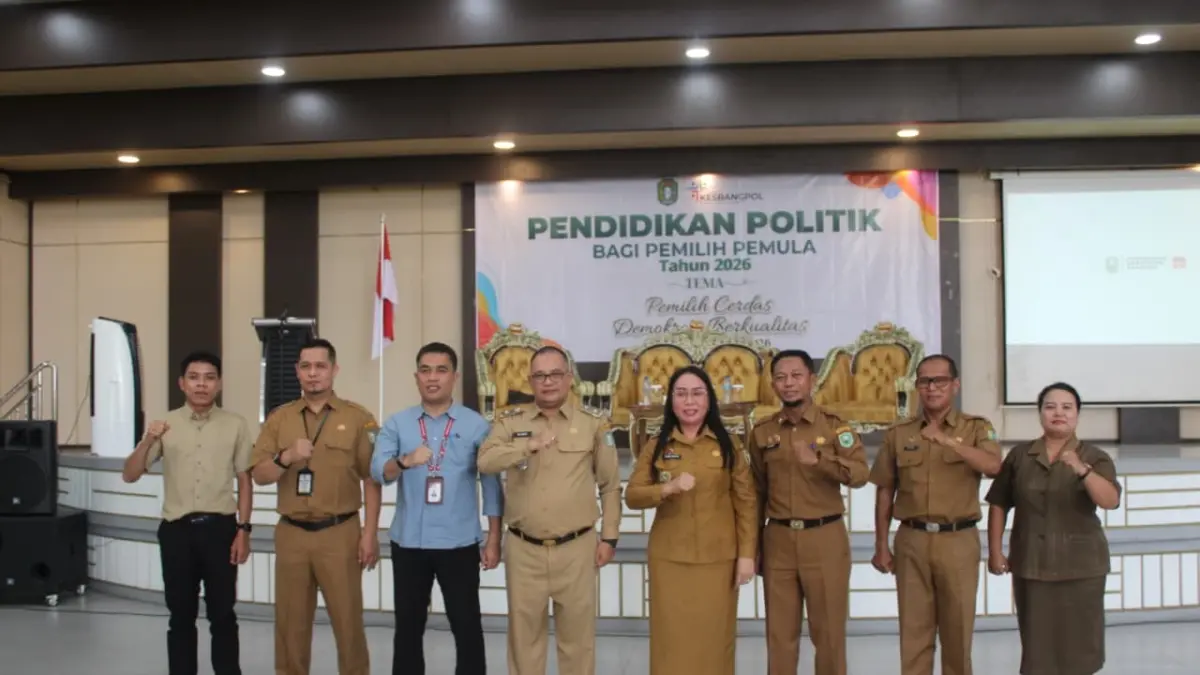 Kepala Badan Kesbangpol Kalbar, Mohammad Bari dan jajarannya foto bersama Wakil Bupati Sanggau, Susana Herpena serta narasumber pada kegiatan Pendidikan Politik Bagi Pemilih Pemula tahun 2026, Senin(20/4).