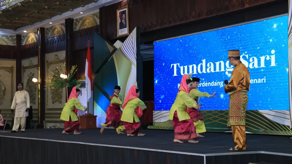 Penampilan salah satu kesenian Melayu saat Halalbihalal MABM Provinsi Kalbar di Pendopo Gubernur, Minggu (19/4). (ADPIM PEMPROV KALBAR)