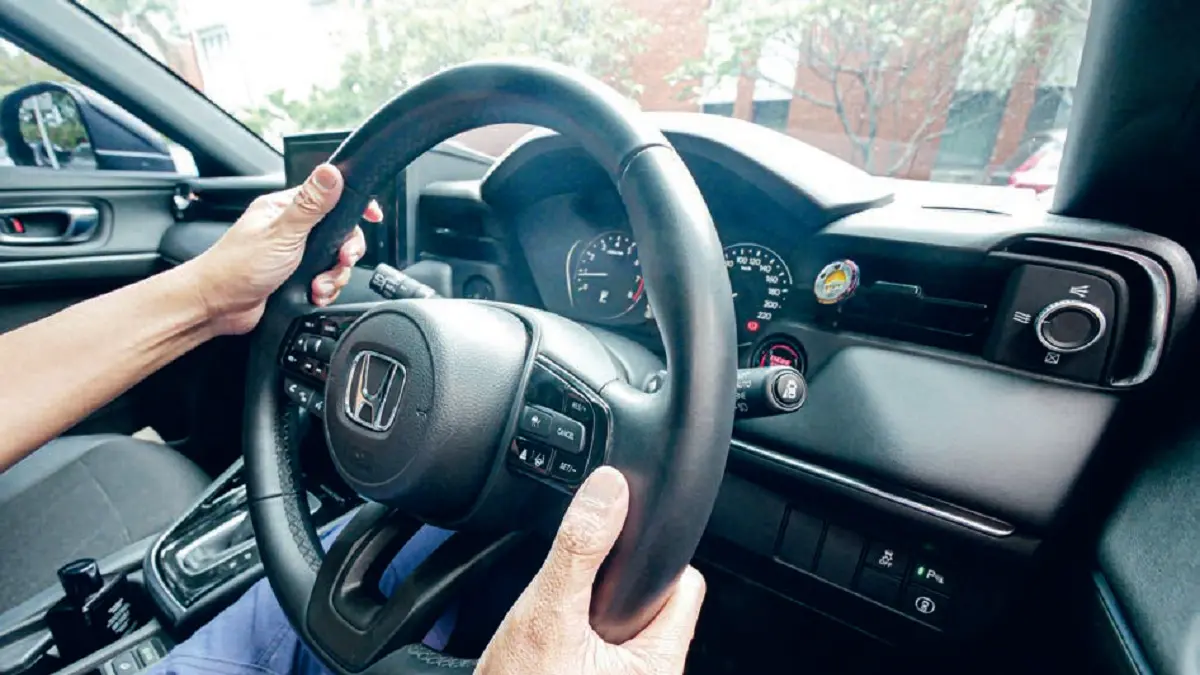 Rutin merawat power steering membuat pengemudi lebih nyaman dan aman, terutama saat kecepatan rendah atau parkir (JAWAPOS)