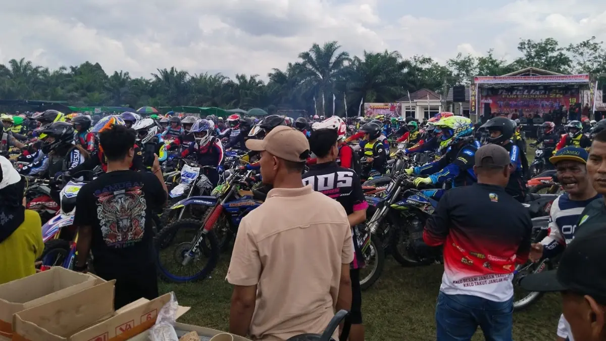 Sebanyak 700 rider dari berbagai daerah di Indonesia memadati Desa Manter, Kecamatan Sungai Tebelian, dalam ajang Trabas Fun Enduro 2026. (ISTIMEWA)