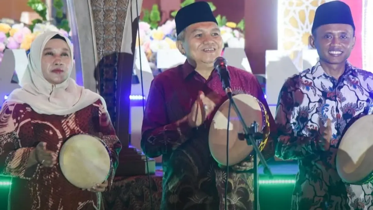 Sekda sekaligus Ketua LPTQ Kubu Raya, Yusran Anizam (tengah) menutup secara resmi MTQ XII di Sungai Ambawang, Minggu (19/4/) malam. (Prokopim Kubu Raya)