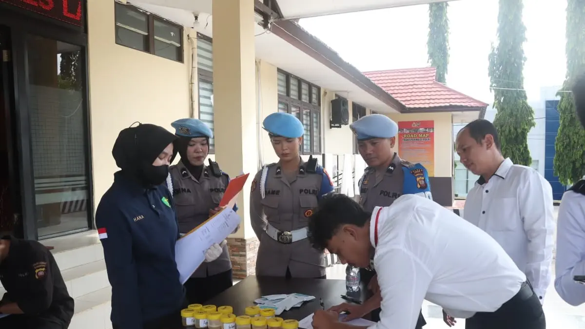 Tim Propam Polda Kalbar menggelar tes urine bagi personel Polres Landak pada Senin (20/4). (ISTIMEWA)