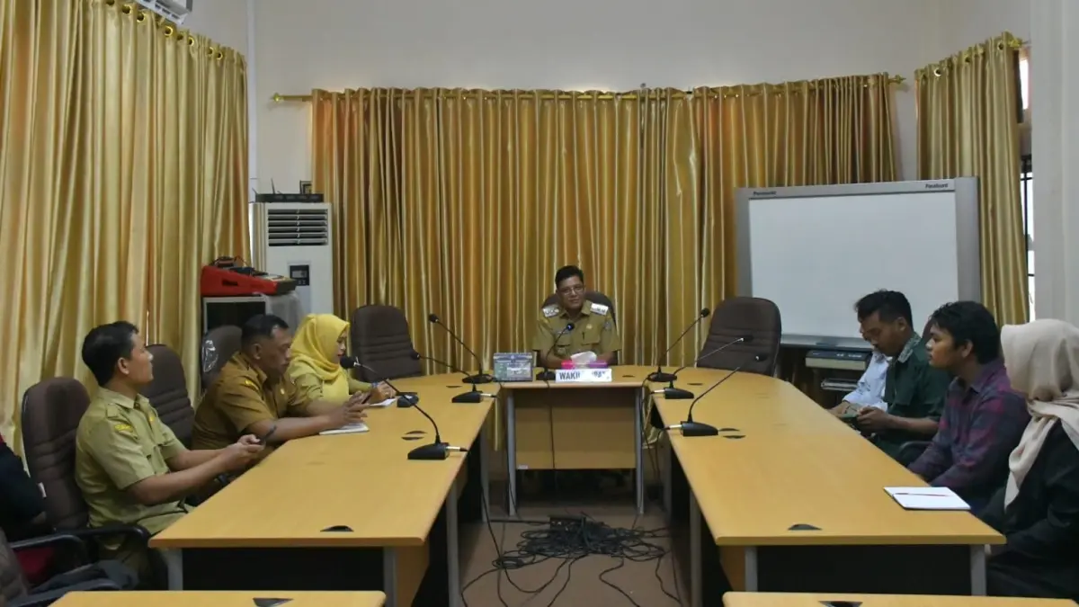 Wabup Amru Terima Audiensi Panitia Tari Kolosal Semah Laut Karimata saat audiensi bersama panitia tari kolosal Semah Laut Karimata. (PROKOPIM KKU)
