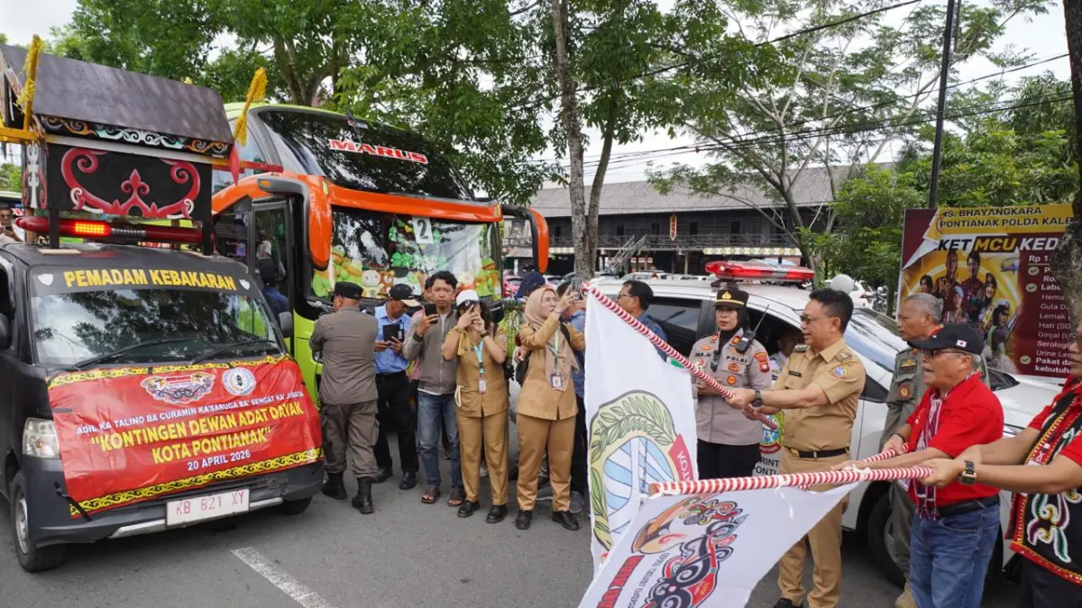 Wali Kota Pontianak, Edi Kamtono saat melepas karnaval Naik Dango III Kota Pontianak. (ISTIMEWA)