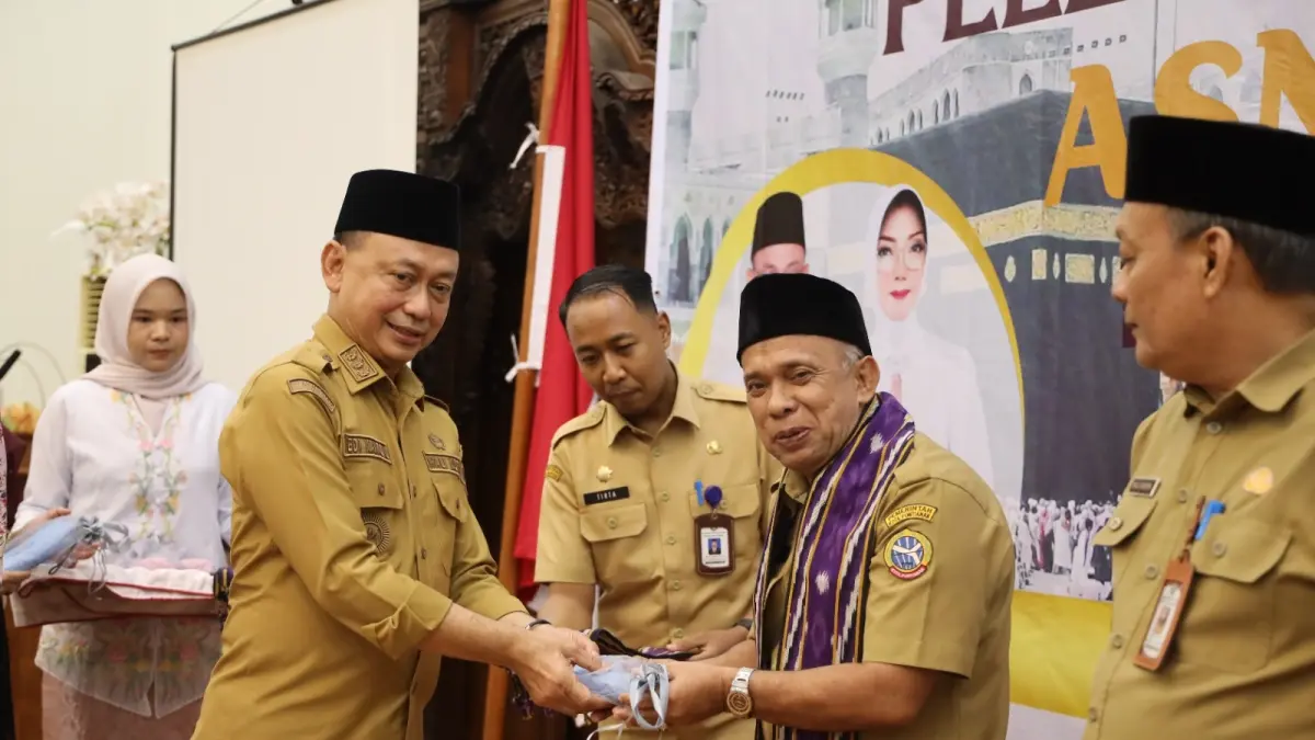 Wali Kota Pontianak Edi Rusdi Kamtono melepas ASN calon jemaah haji di tengah suasana haru dan doa keluarga.