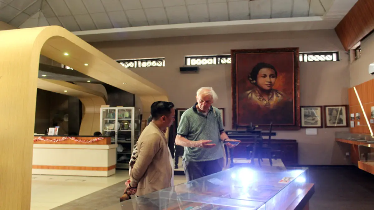 Wisatawan melihat-lihat koleksi Museum RA Kartini di Jepara 