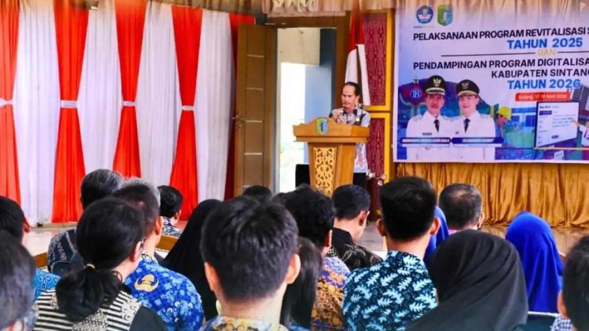 Bupati Sintang, Gregorius Herkulanus Bala menyebut program percepatan revitalisasi sekolah dan penguatan digitalisasi pembelajaran sebagai langkah strategis yang selama ini dinantikan pemerintah daerah. (ISTIMEWA)