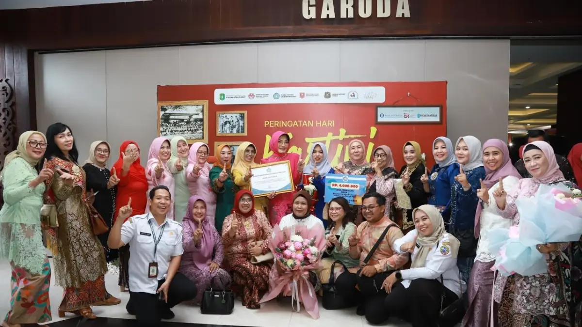 DIABADIKAN: Jajaran TP PKK Kota Pontianak berfoto bersama usai dinobatkan sebagai Juara I Monev PKK.