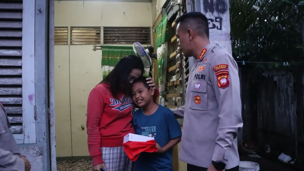 Fikri Nakla Rafi, bocah korban jambret dapatkan bantuan HP dari Polresta Pontianak pada Rabu (22/4). (DOK POLRESTA PONTIANAK)
