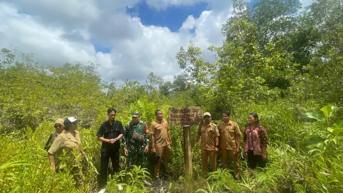 Forkopimcam Mukok mengecek lokasi bekas sumur minyak di Dusun Sungai Mawang, kemarin (21/04). (ISTIMEWA)