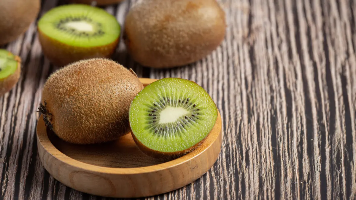 Ilustrasi Buah Kiwi mengandung flavonoid dan vitamin E yang baik untuk kulit. (FREEPIK)