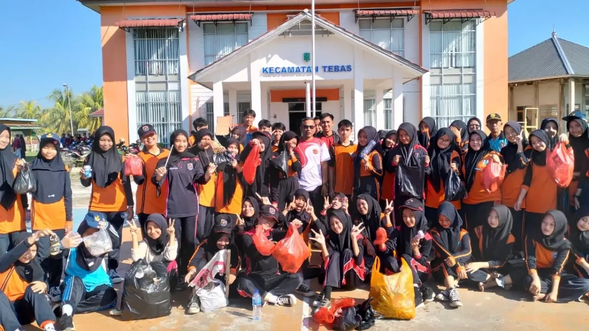 Kegiatan Jumat Bersih menjadi agenda rutin di wilayah Kecamatan Tebas untuk menjaga kebersihan lingkungan. (ISTIMEWA)