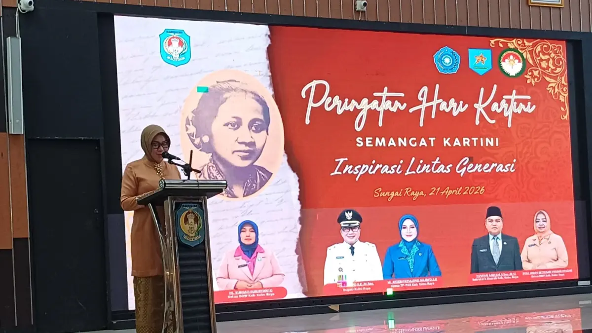 Ketua Tim Penggerak PKK Kubu Raya, Atzebiyatulensi, menyampaikan sambutan pada peringatan Hari Kartini di Aula Praja Utama Kantor Bupati Kubu Raya, Selasa (21/4). (Ashri Isnaini/Pontianak Post)