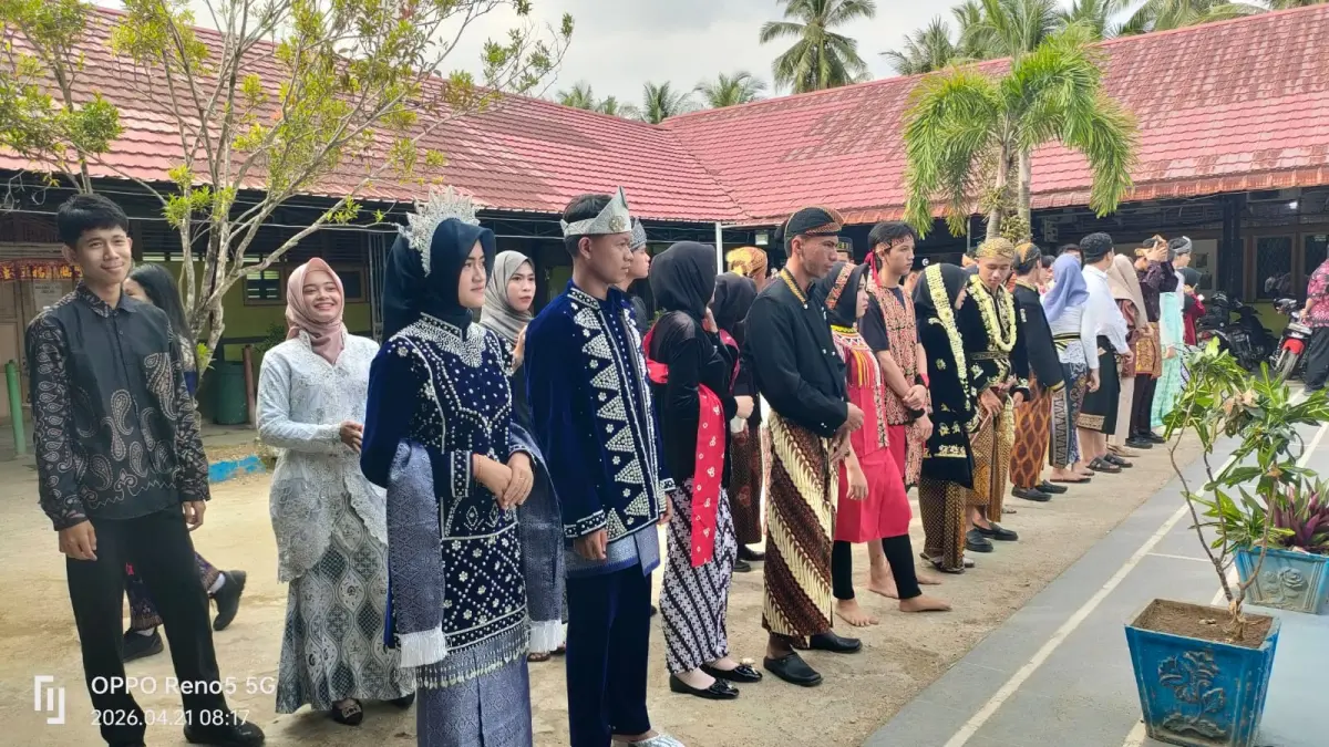 Semarak kemeriahan Hari Kartini di SMAN 1 Sungai Pinyuh.