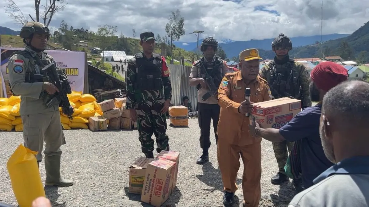Penyaluran bantuan kemanusiaan kepada pengungsi di Distrik Sinak berlangsung aman dengan pengawalan aparat.