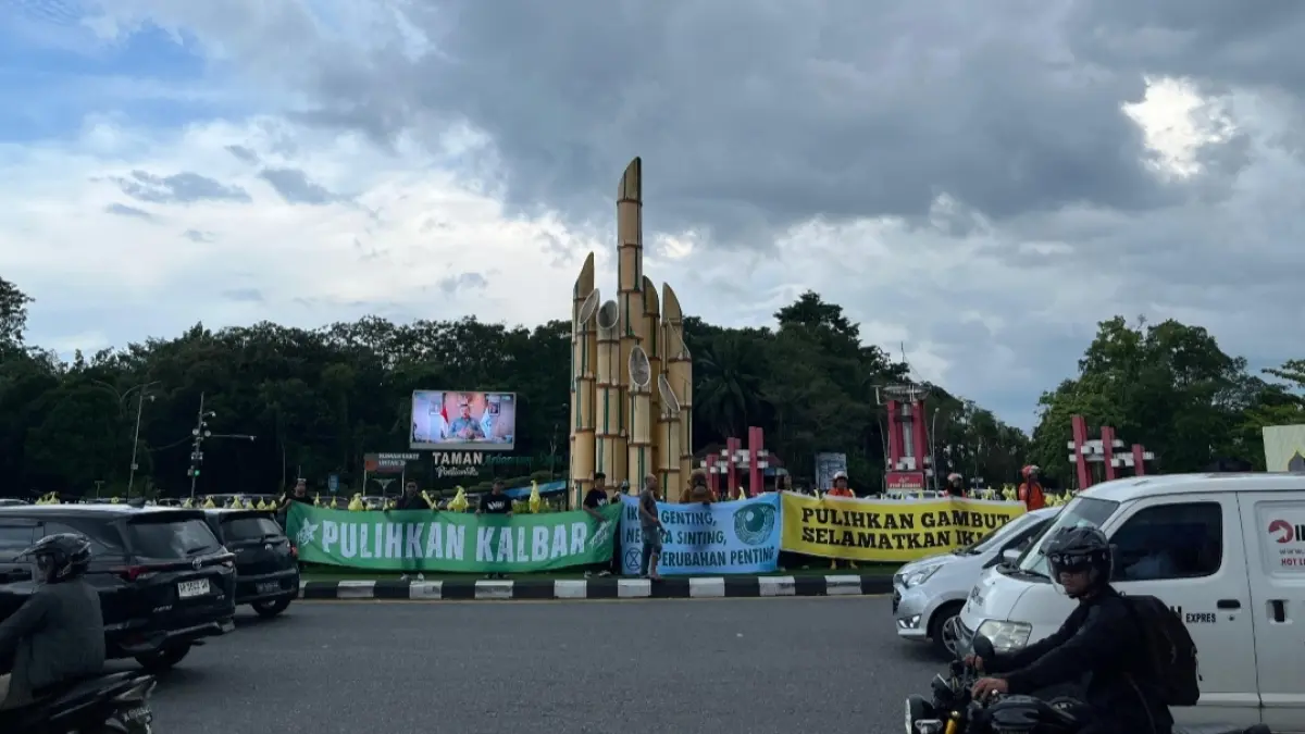 Peringatan Hari Bumi 2026 di Pontianak, Koalisi Rimpang Borneo menggaungkan “Save Our Borneo: Pulihkan Nadi Hijau Kita” sebagai seruan penyelamatan lingkungan Kalimantan Barat di tengah krisis ekologis. (WALHI)