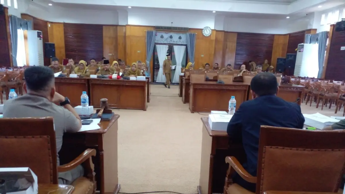 Rapat gabungan antara Pansus DPRD dan tim eksekutif yang berlangsung di ruang rapat DPRD Mempawah.