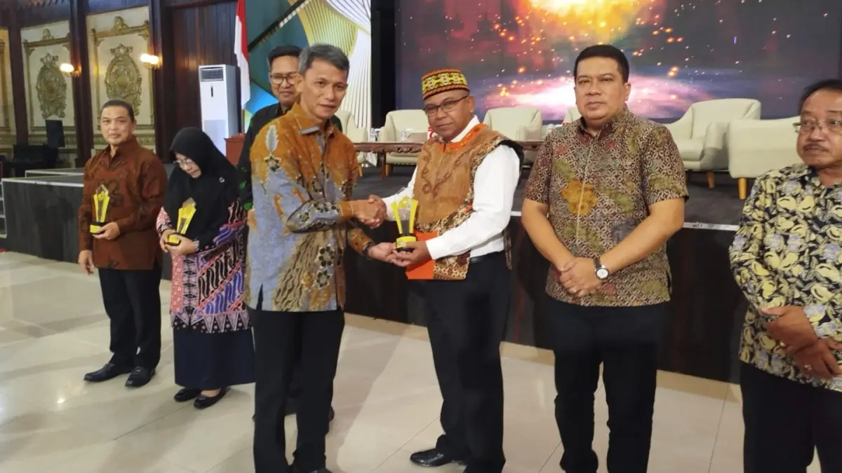 Sekda Sanggau Aswin Khatib terima penghargaan PKBM Award 2026 Mewakili Bupati Sanggau, Selasa (21/4) malam. (DOK PEMKAB SANGGAU)