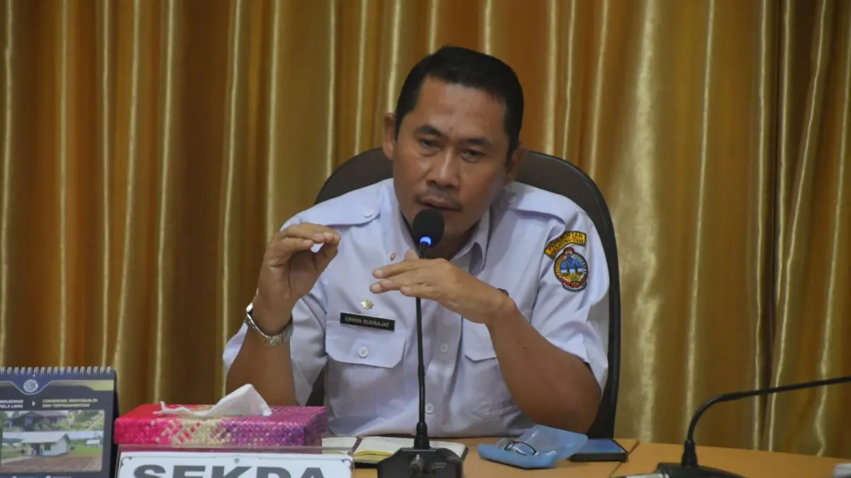 Sekretaris Daerah Kabupaten Kayong Utara, Erwin Sudrajat menekankan pentingnya tetap bekerja dari rumah selama jam kerja dalam konteks kebijakan WFH. (ISTIMEWA)