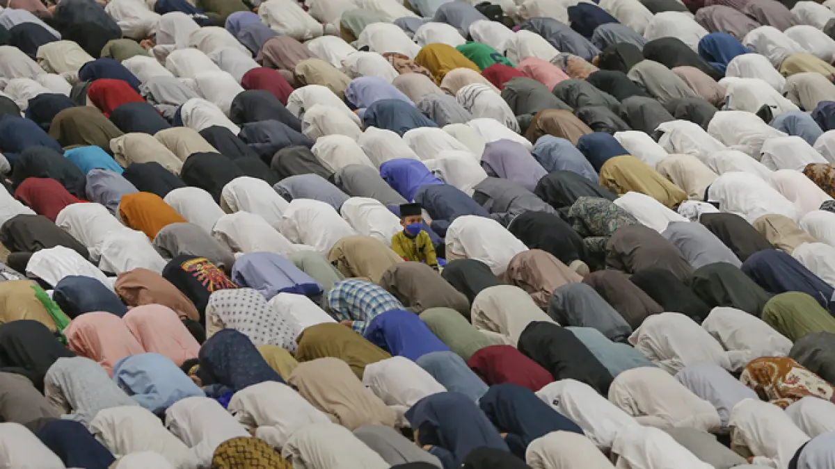 Ummat muslim sedang salat di masjid   