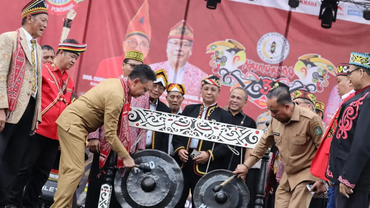Wagub Kalbar, Krisantus Kurniawan dan Wali Kota Pontianak, Edi Kamtono saat membuka Naik Dango 2026 di Rumah Radakng, Pontianak. (ISTIMEWA)