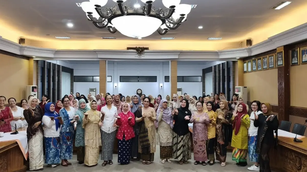Wakil Bupati Sanggau,  Susana Herpena bersama jajaran DWP Kabupaten Sanggau di sela acara Halal Bihalal dan Peringatan Hari Kartini di Aula Kantor Bupati Babai Cinga, kemarin (21/04).