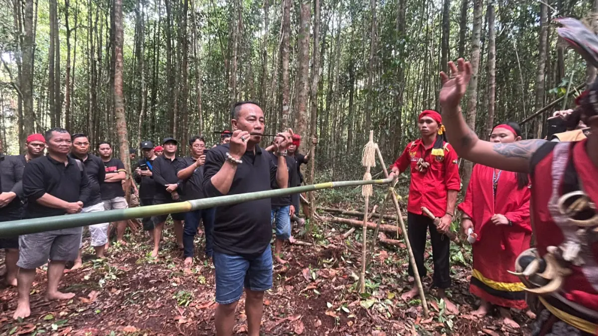 Wakil Gubernur Krisantus Kurniawan saat mengunjungi situs budaya keramat Raja Mawikng di Desa Saham. (Adpim Pemprov Kalbar)