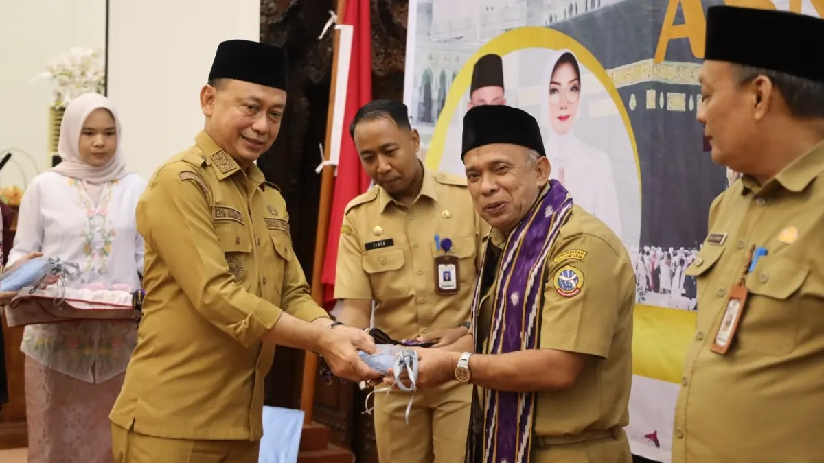 Wali Kota Pontianak Edi Rusdi Kamtono (tengah) melepas 73 ASN calon jemaah haji tahun 1447 H/2026 M di Aula Rumah Dinas Wali Kota Pontianak, Selasa (21/4). (ISTIMEWA)