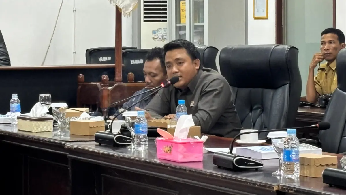 Anggota DPRD Kayong Utara Abdul Rani pada Rapat Kerja Panitia Khusus (Pansus) Laporan Keterangan Pertanggungjawaban (LKPJ) Kepala Daerah Tahun 2027, Selasa (23/4). (DOK ISTIMEWA)
