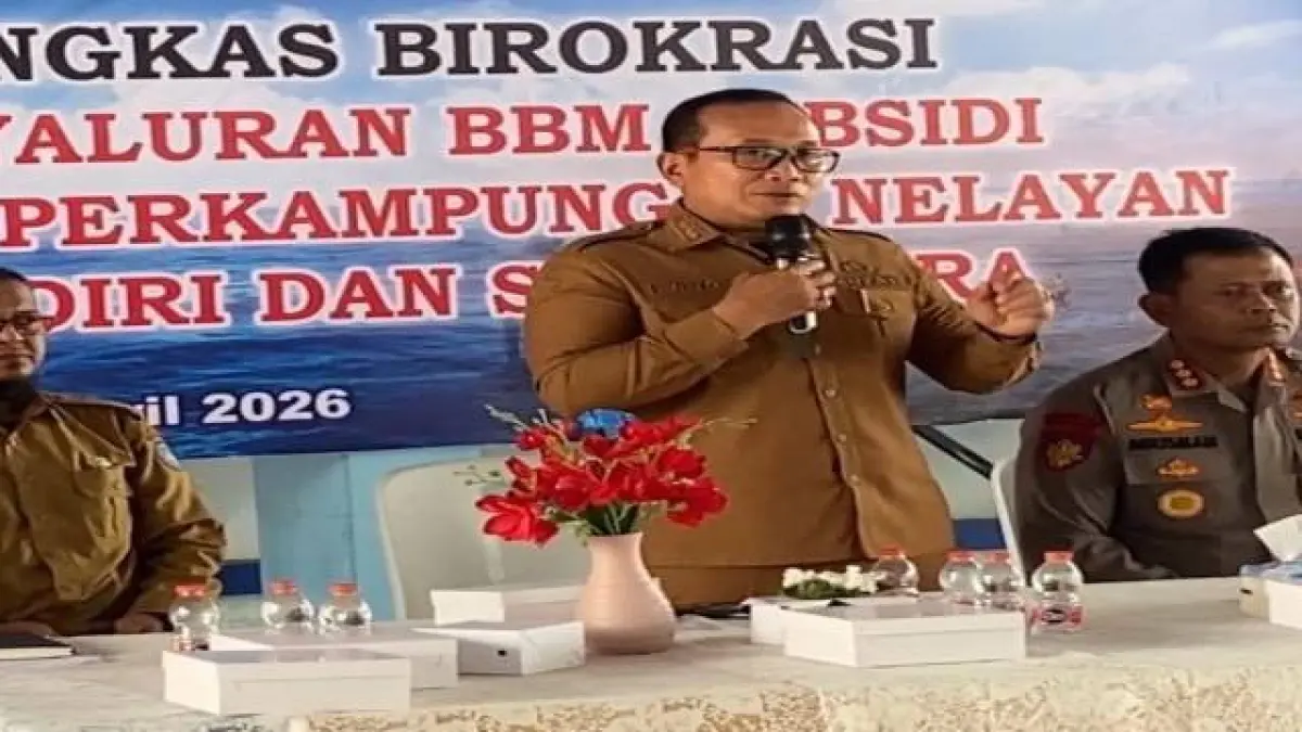 Bupati Kubu Raya, Sujiwo memberikan arahan saat menghadiri sosialisasi Program Nelayan Tepat Sasaran di UPT Pelabuhan Perikanan Provinsi Kalimantan Barat, Desa Sungai Rengas, Kecamatan Sungai Kakap, Selasa (21/4). (Prokopim Kubu Raya)