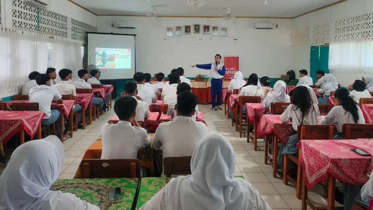 Edukasi safety riding Astra Motor Kalbar di SMAN 1 Sungai Raya, ajak pelajar terapkan #Cari_aman saat berkendara.