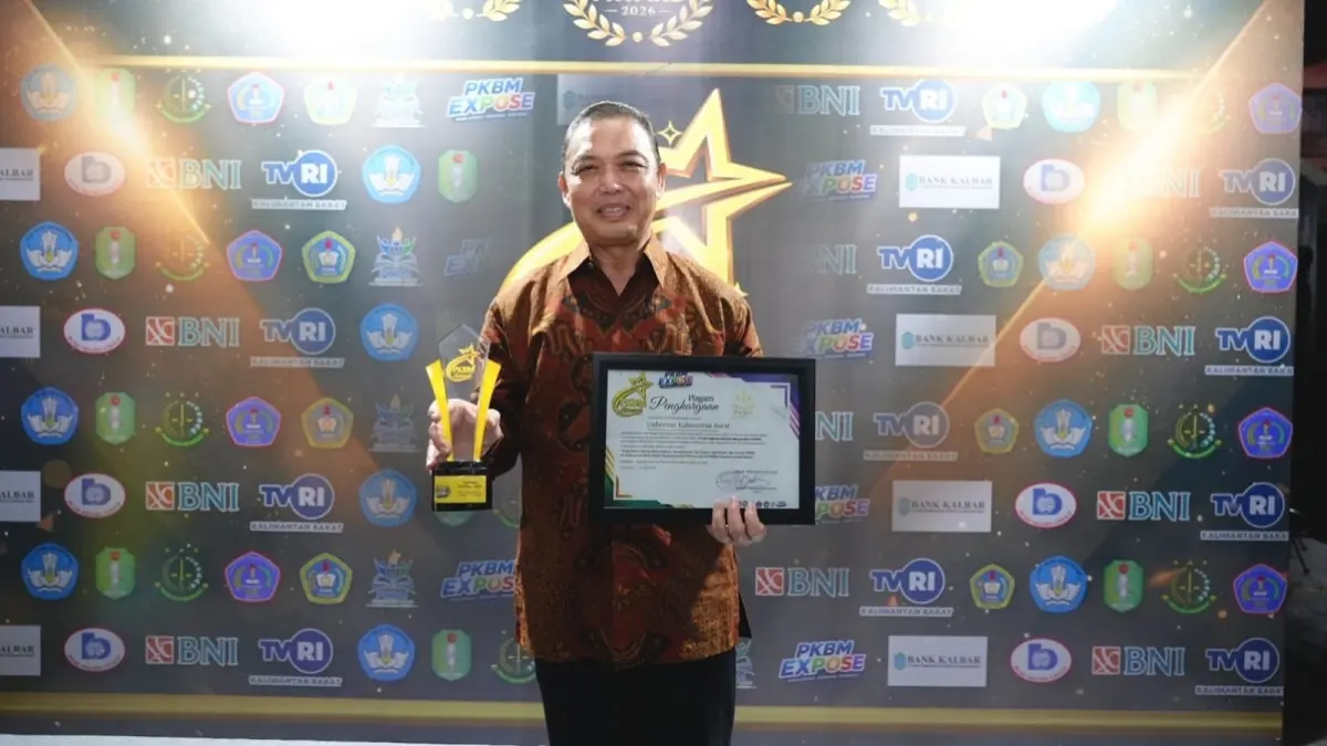 Gubernur Kalimantan Barat Ria Norsan menerima penghargaan atas dedikasi dan komitmennya dalam mendukung kemajuan pendidikan nonformal melalui PKBM. (ADPIM PEMPROV KALBAR)