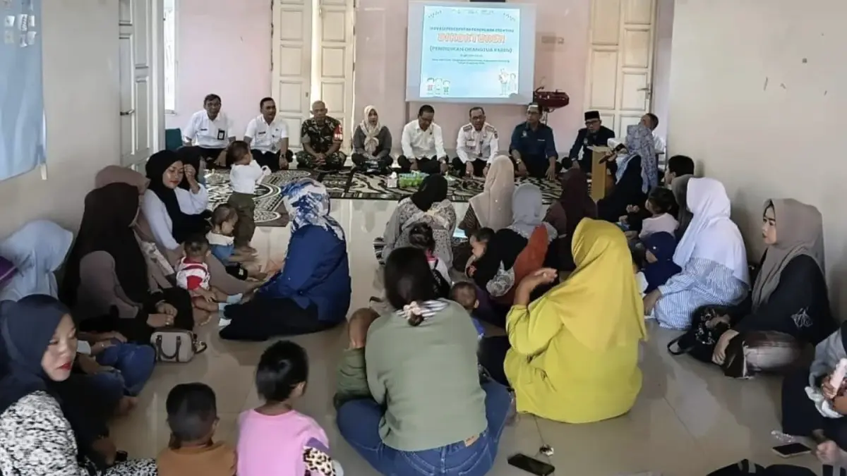 Ibu-ibu di Desa Kalinilam, Delta Pawan, mengikuti pendidikan untuk menurunkan angka stunting, Rabu (22/4). (ISTIMEWA)