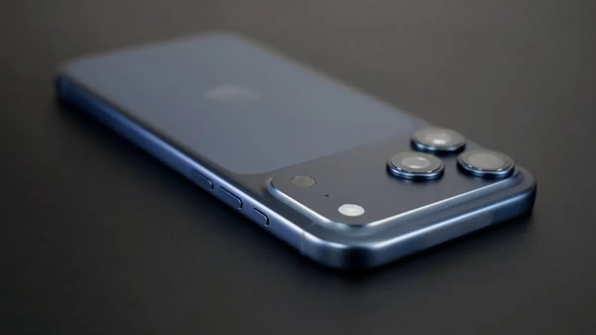 Ilustrasi iPhone 17 pro. Fitur pada seri iPhone 18 standar dikabarkan bakal disunat demi memangkas biaya produksi. (APPLE INSIDER)