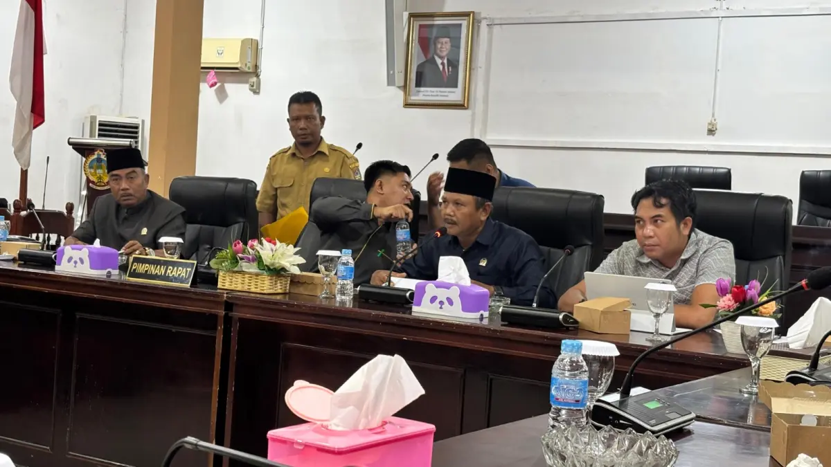 Ketua Pansus LKPJ Ishak ST bersama jajaran pimpinan DPRD Kayong Utara pada Rapat Kerja Panitia Khusus (Pansus) Laporan Keterangan Pertanggungjawaban (LKPJ) Kepala Daerah Tahun 2027, Selasa (23/4). (DOK ISTIMEWA)