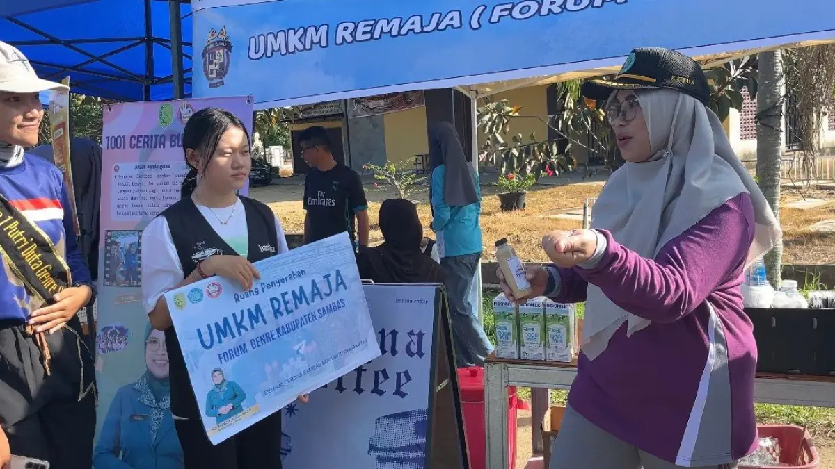 Ketua TP PKK Sambas saat hadir di Stand Anak Muda Sambas di CF, Minggu (19/4). (ISTIMEWA)