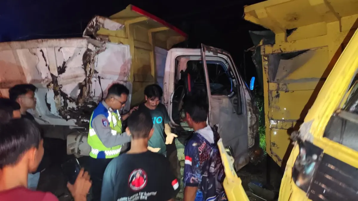 Kondisi truk rusak berat akibat tabrakan beruntun di Desa Ensalang Kabupaten Sekadau pada Rabu (22/4) malam. (DOK POLRES SEKADAU)