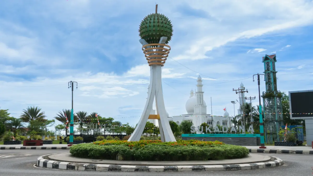 Monumen Tugu Durian menjadi landmark Sukadana Kabupaten Kayong Utara. (DOK ISTIMEWA)