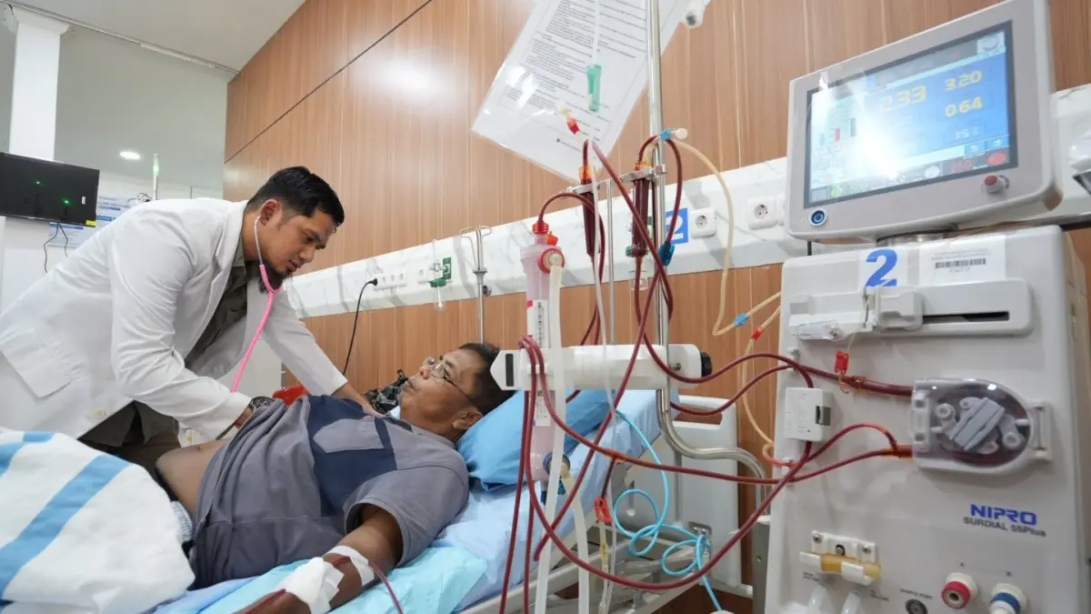 Pasien gagal ginjal menjalani terapi cuci darah di layanan hemodialisa RSUD Landak, Rabu (22/4), yang kini dapat diakses peserta BPJS tanpa harus ke luar daerah. (ISTIMEWA)