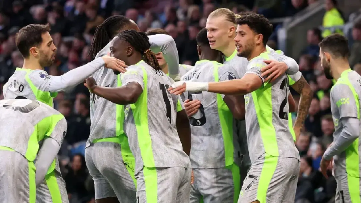 Pemain Manchester City berselebrasi usai Erling Haaland mencetak gol saat menghadapi Burnley di Stadion Turf Moor, Rabu (22/4) waktu setempat. (premierleague.com)