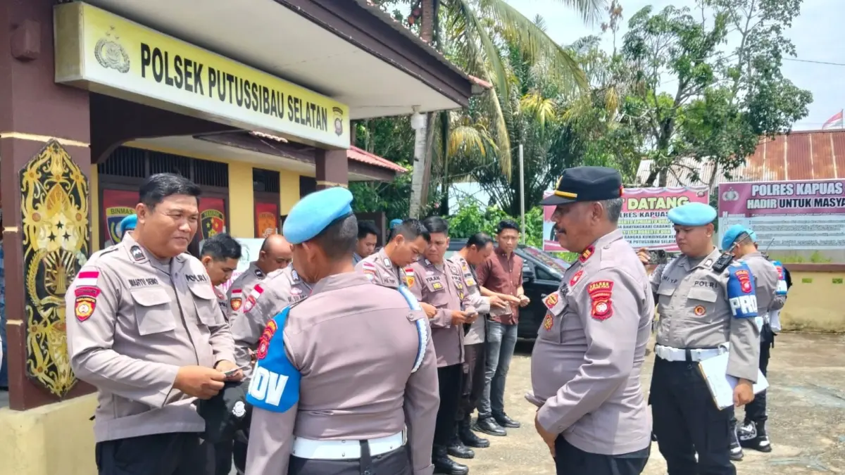 Pemeriksaan handphone anggota Polsek Putussibau dalam mencegah judi online dilakukan Propam Polda Kalbar. (ISTIMEWA)