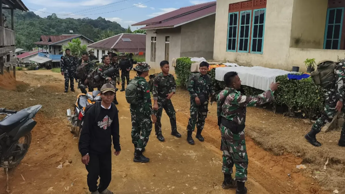 Personel Satgas TMMD tiba di Dusun Onggok Desa Semayang Kecamatan Kembayan, Kabupaten Sanggau. (DOK KODIM SANGGAU)
