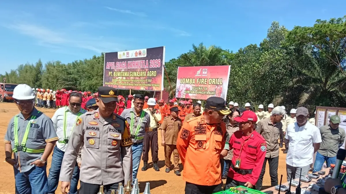 Petugas mengecek peralatan untuk memadamkan api pada apel siaga beberapa waktu lalu. (ISTIMEWA)