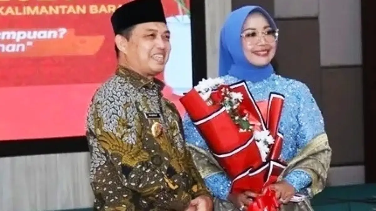 Ria Norsan didampingi Erlina saat menghadiri Peringatan Hari Kartini ke-62 tingkat Provinsi Kalimantan Barat, Rabu (22/4). (ADPIM PROV KALBAR)
